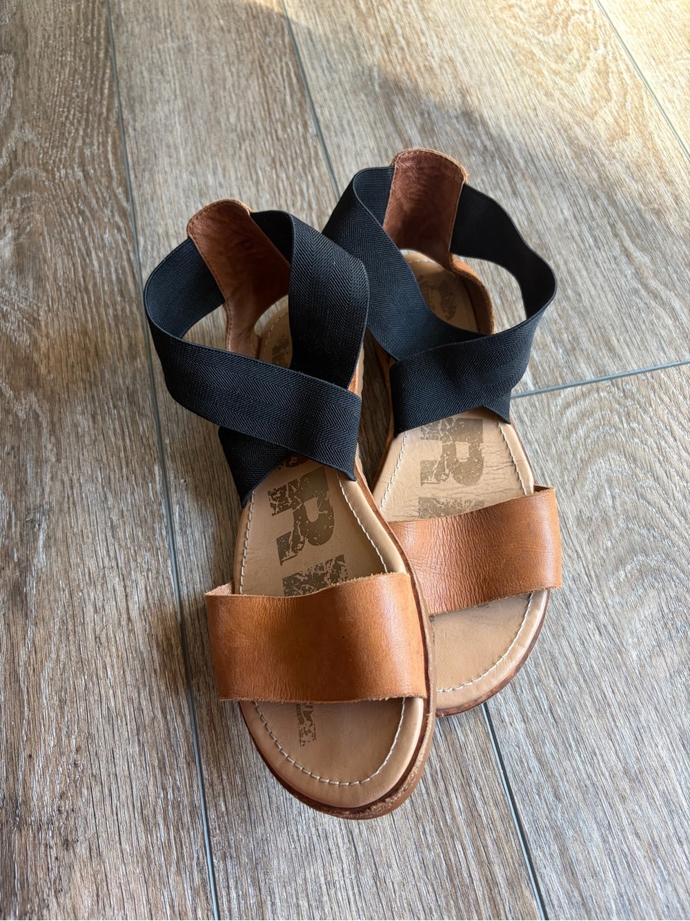 Sorel Ella Flat in Black/Brown size 7